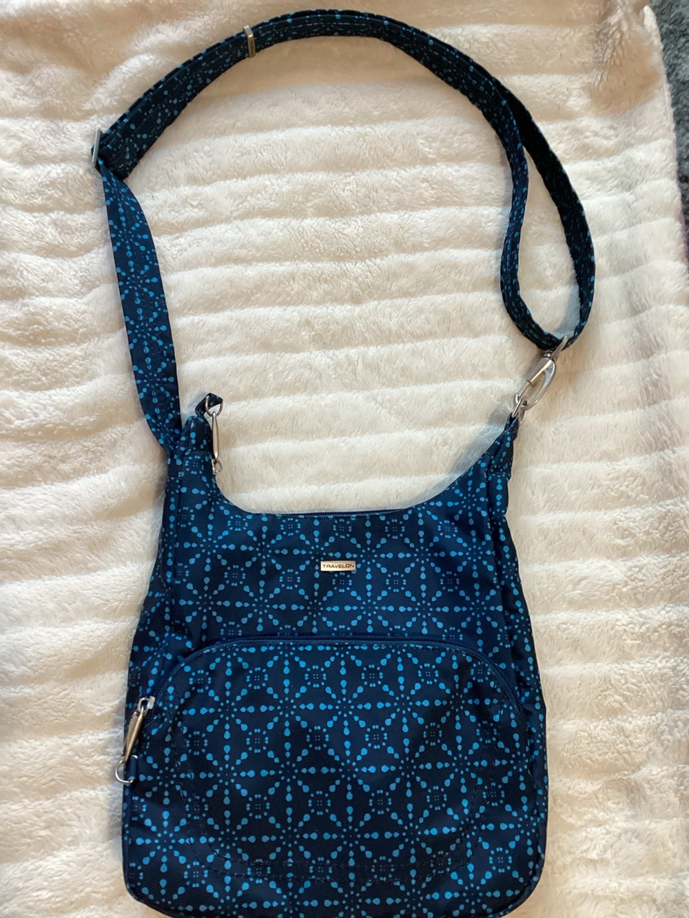 Travelon Anti-Theft Classic Essential Messenger Bag BLUE GEO TILE Pattern NWOT
